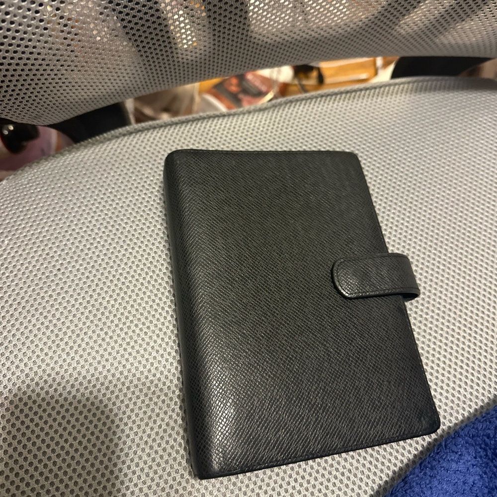 LV BLK LEATHER MM AGENDA in preloved excellent condition